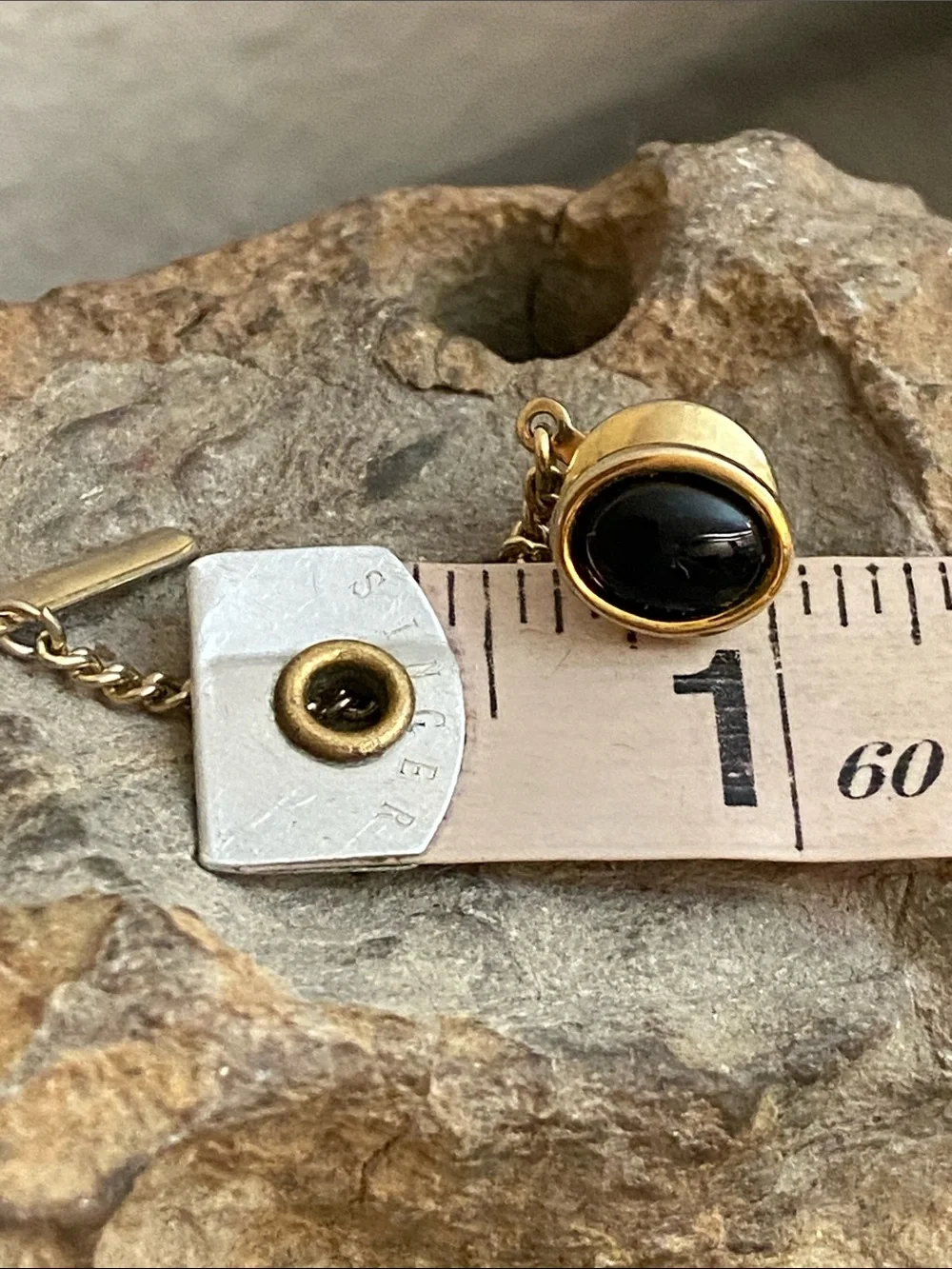 5/$10❤️❤️❤️Vintage 70s Gold Tone & Black Stone Tie Tack